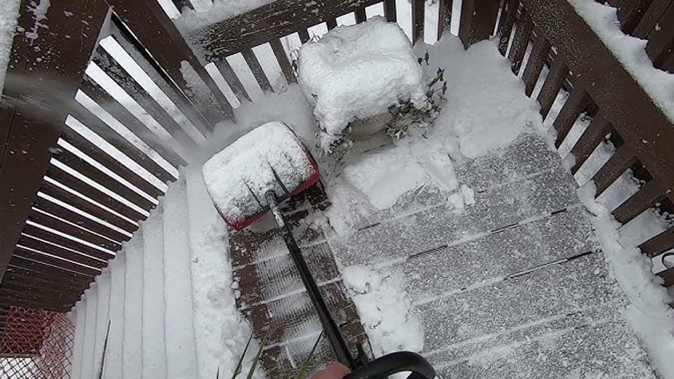 屋外のデッキから雪を取り除くにはどうすればよいですか？